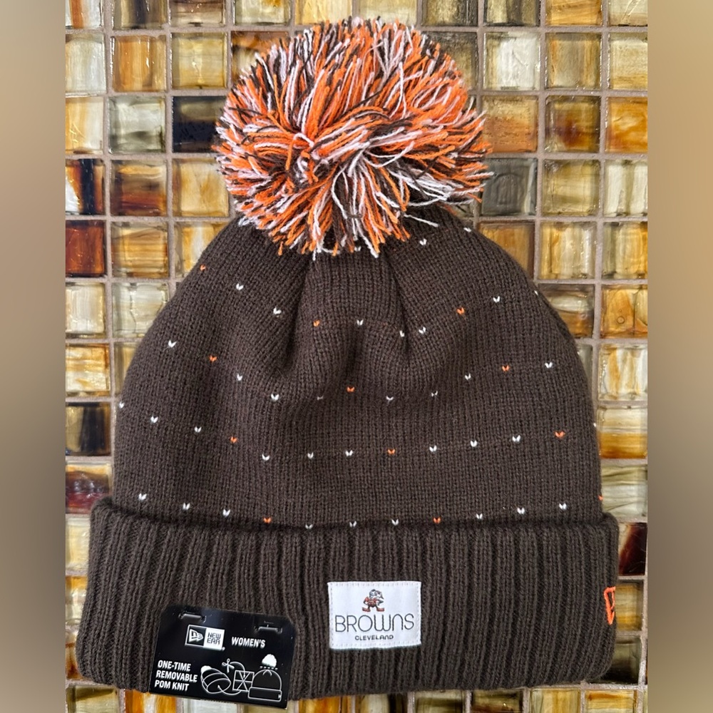 NWT CLEVELAND BROWNS New Era Pom Beanie Hat~OSFA~Removable Pom!~Unisex~Warm!~$32